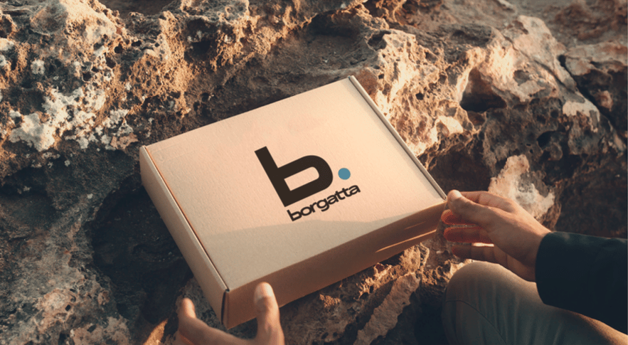 Imagen de una persona abriendo una caja de productos Borgatta.